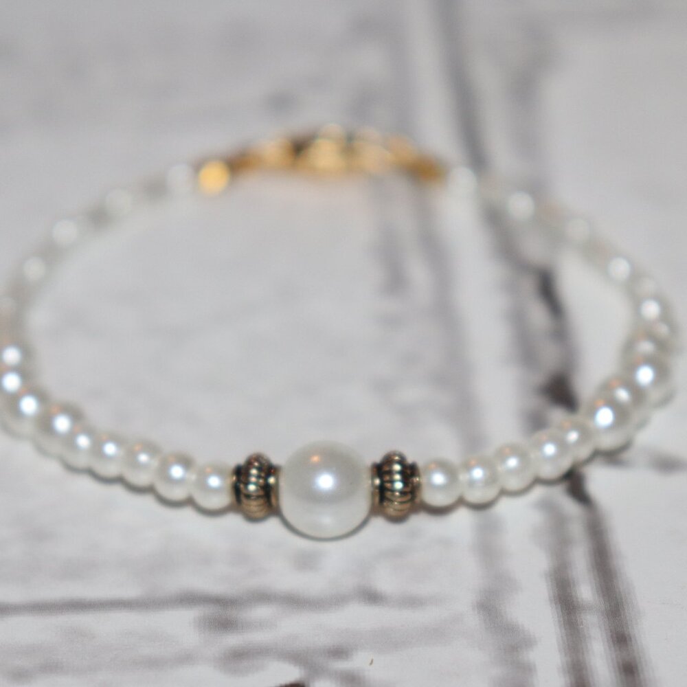 🌟 Faux Pearl & Gold Beaded Bracelet · NWOT · 7.75" · Barrel Clasp ✨